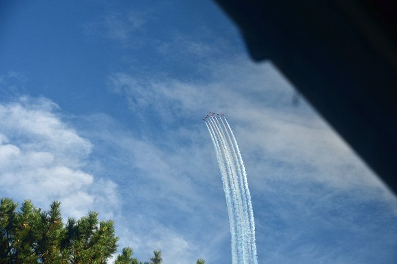 s-533.jpg - BOURNEMOUTH AIR FESTIVAL - 31.8.17 - RED ARROWS - FROM MY KITCHEN WINDOW!